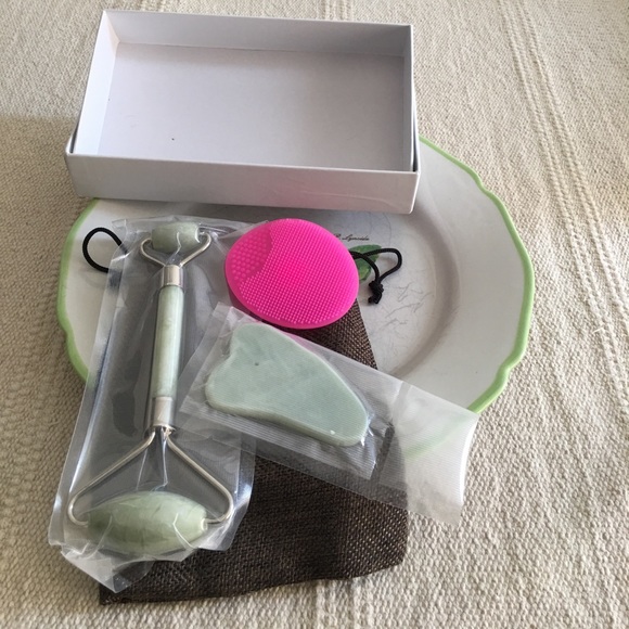💫ANTI AGING💫 Jade Gua Sha dermal roller set - Picture 7 of 7